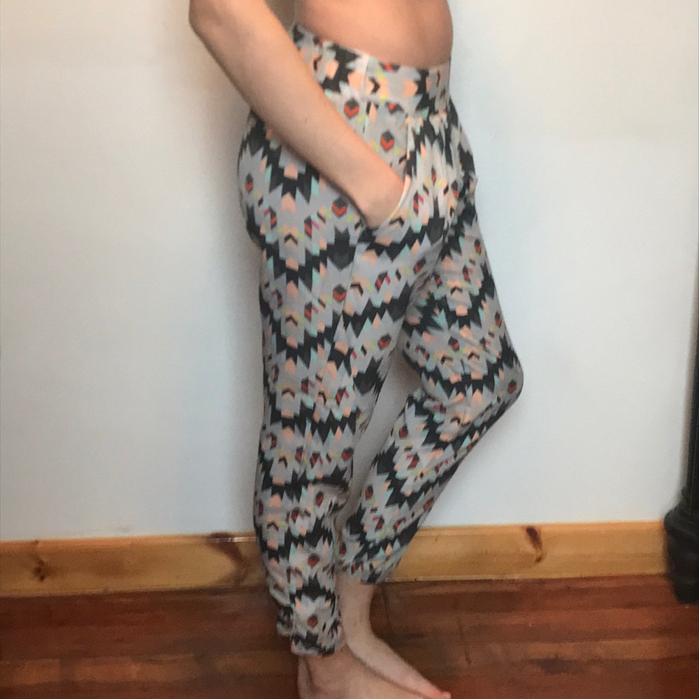 Fun patterned pants - Picture 3 of 3